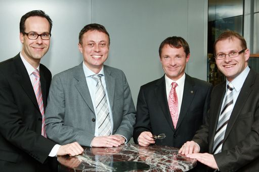 Vorschau Bild von Im Bild (v.l.n.r.): Prof. Frank T. Piller - RWTH Aachen und MIT; Prof. Sören Salomo - Technical University of Denmark; Dr. Franz Wohlfahrt, Novomatic AG; Dipl. Ing. Gerald Steinwender,  Obmann der Plattform für Innovationsmanagement