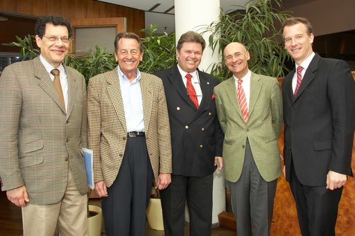 COPD und Asthma sind Krankheiten mit einem ähnlichen Hauptsymptom, der Atemnot. Im Bild v.l.n.r. Univ.-Prof. Dr. Paul Haber (Sportmediziner und Pulmologe), Herbert Hodac (Pensionist, Patient der bei Prof. Haber trainiert hat),  Otto Spranger (Sprecher der Österreichischen Lungenunion),, Prim. Univ.-Prof. Dr. Otto Burghuber (Präsident der Österreichischen Gesellschaft für Pneumologie) und , Dr. Christian Dreger (Geschäftsführer von AstraZeneca Österreich)
http://pressefotos.at/m.php?g=1&u=43&dir=200804&e=20080416_l&a=event