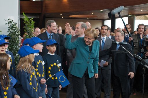 Vorschau Bild von Deutsche Bundeskanzlerin Angela Merkel, WKÖ-Präsident Christoph Leitl und die Kinder der Wiener Volksschule Kenyongasse bei der Präsentation der "Europahymne" in Strassburg
