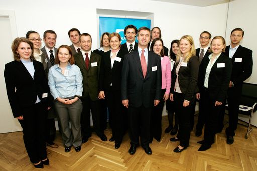  Career Day von DLA Piper: Mag. Ivo Deskovic, Regional Managing Partner  CEE von DLA Piper (Mitte) mit Teilnehmern des Career Day