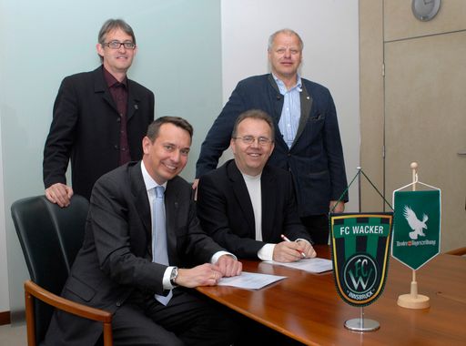Unterzeichung Vertrag Moser Holding Tiroler Tageszeitung mit Fußballklub FC WackerTirol, v.li: GF Georg Willeit mit Vorstand Johannes Marsoner (Wacker) sowie MoHo-CEO Hermann Petz und Fred Steinacher (Marketing)