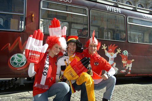 Vorschau Bild von Noch exakt 50 Tage bis zum Anpfiff der UEFA EURO 2008TM und das Thema Fußball ist in aller Munde. Aber was wäre der Fußballsport ohne die Fans? Was zeichnet einen echten Fan aus? Im Bild: Fussballfans am Schwarzenbergplatz