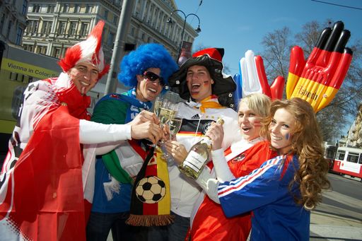Noch exakt 50 Tage bis zum Anpfiff der UEFA EURO 2008TM und das Thema Fußball ist in aller Munde. Aber was wäre der Fußballsport ohne die Fans? Was zeichnet einen echten Fan aus?
Weitere Fotos. 
http://pressefotos.at/m.php?g=1&u=43&dir=200804&e=20080416_s&a=event