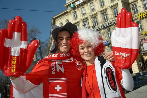 Vorschau Bild von Noch exakt 50 Tage bis zum Anpfiff der UEFA EURO 2008TM und das Thema Fußball ist in aller Munde. Aber was wäre der Fußballsport ohne die Fans? Was zeichnet einen echten Fan aus? Im Bild: Fussballfans am Schwarzenbergplatz