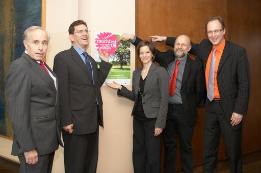 Im Bild v.l.n.r. Univ.-Prof. Dr. Michael Kunze (Nikotin Institut), Univ.-Doz. Dr. Ernst Groman (Nikotin Institut), Mag. Sophie Meingasser (Nö. Gebietskrankenkasse), Prim. Dr. Alfred Lichtenschopf (Ärztlicher Leiter Pensionsversicherungsanstalt) und Mag.pharm. Max Wellan (Apotheker, Präsidiumsmitglied der Österreichischen Apothekerkammer)
http://pressefotos.at/m.php?g=1&u=43&dir=200804&e=20080418_r&a=event