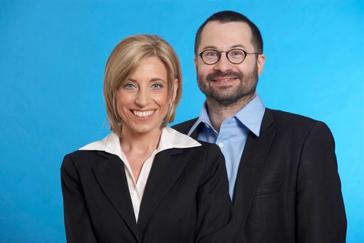  Das beliebte TV-Magazin "Welt der Medizin", bisher in SAT1 Österreich auf Sendung, wechselte zu Medscreen und hat seit 7. April 2008 via Flachbildschirm Einzug in die heimischen Wartezimmer genommen. (v.l.n.r.:) Mag. Petra Ruso (Welt der Medizin), Gerald Buchas (Geschäftsführer von medscreen)