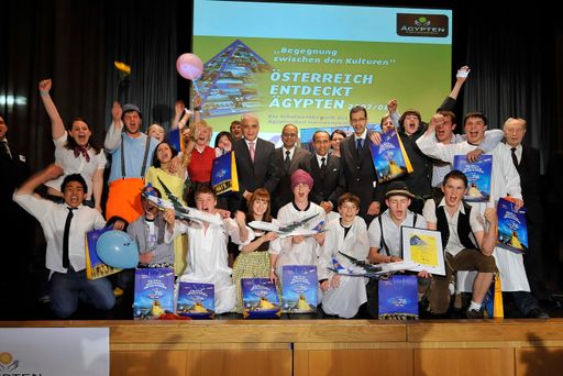  Schulwettbewerb "Österreich entdeckt Ägypten 2007/08 ??? Begegnung zwischen den Kulturen", HAK Hallein (Sieger des Wettbewerbs), stehend; 6.v.l.: Ahmed Moneir (Egypt Air), 7.v.l.: Salah Hasab El - Nabi (Ägyptischer Staatssekretär für Kultur), 8.v.l.: Dr. Hazim Attiatalla (Ägyptisches Fremdenverkehrsamt), 9.v.l.: Ehab Fawzy (Ägyptischer Botschafter in Österreich), 2.v.r.: KR Josef Fröhlich (Tourismuschef WKÖ a.D.)
http://pressefotos.at/m.php?g=1&u=1&dir=200804&e=20080418_s&a=event