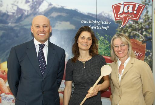 Die 'Ja! Natürlich Kinderernährungsstudie 2008' zeigt den Ernährungsalltag von Österreichs Volksschulkindern sowie Potenziale in deren Ernährung auf.
Im Bild v.l.n.r. Mag. Volker Hornsteiner (Vorstandssprecher BILLA), Sarah Wiener (Star-Köchin) und Mag. Martina Hörmer (Geschäftsführerin Ja! Natürlich) 
http://pressefotos.at/m.php?g=1&u=43&dir=200804&e=20080421_j&a=event