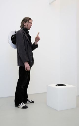  internationalen Kunstmesse VIENNAFAIR in Wien neue Arbeiten des Künstlers Markus Wilfling - Künstler vor seinem Objekt O.T.