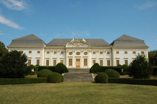Vorschau Bild von Schloss Halbturn - Baronin Marietheres Waldbott freut sich, dass die Mitglieder der Wiener Philharmoniker nach Halbturn kommen
