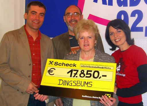 Unter dem Motto: "Wort entdecken, Geld einstecken" gab es im April bei Wiens erfolgreichstem Privatradiosender achtmal täglich die Chance auf einen Mega-Gewinn.
Gewinnerin_Dingsbums - v.l.n.r.: Ralph Waldhauser, Alois, Christine und Sylvia Reim
