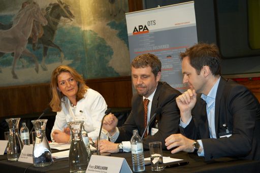  Beim ersten OTSconnect-Frühstück mit dem Fokus Print-Journalismus gaben Franz Schellhorn, Ressortleiter Economist, Die Presse (rechts) und Christian Hammer, Redaktion Wien, APA (Mitte), Tipps für wirkungsvolle PR. (Links: Moderatorin Alrun Mayer, APA-OTS)