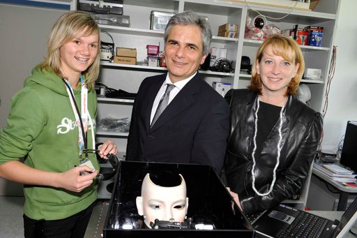 Girls Day 2008 bei den Austrian Research Centers Girls Day 2008 bei den Austrian Research Centers - v.l.n.r.: Carina Käferle, Infrastrukturminister Werner Faymann, Frauenministerin Doris Bures; weitere Bilder unter:
http://pressefotos.at/m.php?g=1&u=38&dir=200804&e=20080424_s&a=event