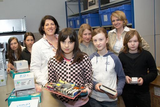Im Bild (v.l.n.r.): Mag. Tanja Wehsely (Gemeinderätin und LAbg. für Wien Brigittenau), Mag. Aleksandra Izdebska (Firmeninhaberin DITECH) und Teilnehmerinnen des Töchtertages. Weitere Bilder unter:
http://pressefotos.at/m.php?g=1&u=43&dir=200804&e=20080424_d&a=event