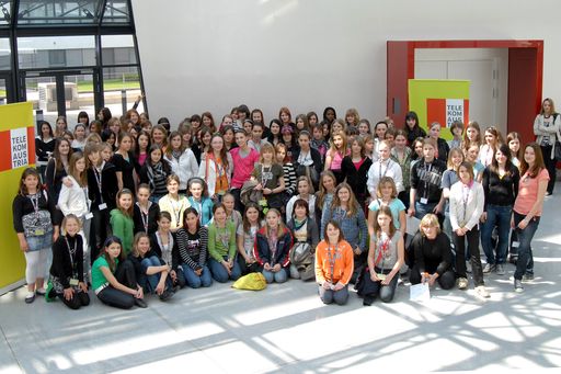Wiener Töchtertag: Mädchen entdecken neue Berufe
 - Gruppenfoto der Teilnehmerinnen
http://pressefotos.at/m.php?g=1&u=53&dir=200804&e=20080424_g&a=event