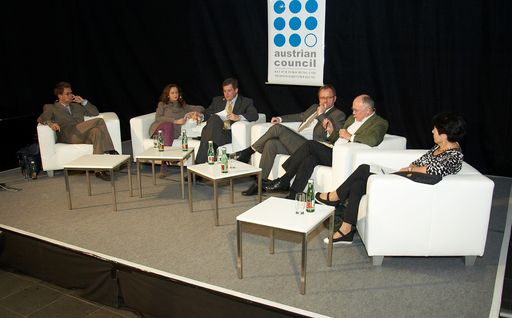 Lücken in den Netzwerken der Forschung - im Bild v.l.n.r. Harald Katzmair (FAS.rsearch), Edeltraud Stiftinger (Siemens Austria), Georg Stonawski (Zentrum Für Virtual Reality und Visualisierung), Johannes Steiner (jost.con.sult), Josef Hochgerner (Zentrum für Soziale Innovation) und Helga Nowotny (European Research Council) 
http://pressefotos.at/m.php?g=1&u=43&dir=200804&e=20080424_n&a=event