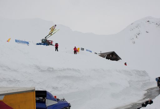 Anlässlich der Fertigstellung der Schneeräumung sprang Andreas Goldberger am 24. April 2008 über die Großglockner Hochalpenstraße.