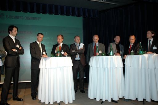  Bei der APA-E-Business-Community diskutierten Experten über den IKT-Masterplan (v.l.n.r.): Andreas Dinkel (Capgemini), Alfred Ruzicka (BMVIT), Alfred Harl (WKO), Martin Bredl (Telekom Austria), Engelbert Kerschbaummayr (Kapsch CarrierCom), Christian Czaak (ECAustria), Dieter Kittenberger (Hewlett-Packard) und Wolfgang Leindecker (NextiraOne).