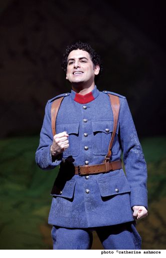 Opernfreunde in Österreich erwartet am 26. April 2008 eine hochkarätige Besetzung: Der peruanische Tenor Juan Diego Flórez singt den Tonio in Donizettis Oper 'La fille du régiment' An seiner Seite ist Natalie Dessay in der Rolle der Marie zu hören und zu sehen.
