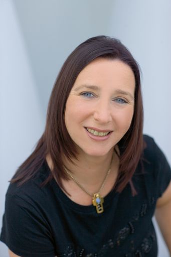  Mit der routinierten und beliebten Radiomacherin und zweifachen Mutter Sigrid Hroch (41) steht erstmals eine Frau an der Spitze des steirischen Radioteams