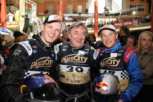  Tausende Besucher stürmten Plus City Art of Cart Trophy (v.l.n.r.:) Thomas Morgenstern (Skisprungstar), Richard Lugner (Baumeister), Andi Goldberger (Skisprunglegende und Dancingstar)
http://www.pressefotos.at/album/1/54/200804/20080427_p/