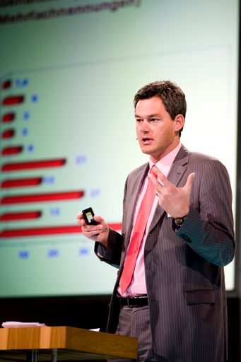 Vorschau Bild von Oberarzt Dr. Roland Mader gewährte bei der Responsible Gaming Academy Einblicke in Diagnose, Verlauf und Therapie des pathologischen Glücksspiels und bezeichnete Spielautomaten als gefährlich.