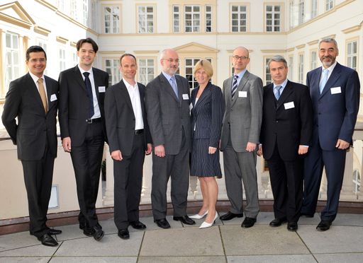 Experten diskutieren Wege zum Kyoto-Ziel / Ölheizung ist Energiesparheizung, v.l.n.r.: Mag. Martin Reichard (IWO Österreich), DI Dieter Drexel (Umweltexperte IV), Mag. Marcus Wadsak (Meteorologe, Moderator), Dr. Tomas Müller (GS-Stv. VEÖ), Mag. Lydia Ninz (ARBÖ), Mag. Georg Rebernig (GF Umweltbundesamt), Ing. Wolfgang Ernst (OMV), Dr. Franz Heger (Vorstandsvorsitzender IWO-Österreich)
http://pressefotos.at/m.php?g=1&u=1&dir=200804&e=20080430_o&a=event