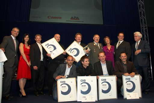 APA und Canon vergaben gestern, 29. April 2008, zum dritten Mal den österreichischen Pressefotopreis "Objektiv". Am Bild v.l.n.r. stehend: Peter Baldauf (Geschäftsführer Canon Österreich), Lisa Gadenstätter (Moderatorin/ORF), Roman Hagara (Segel-Olympiasieger), Robert Newald (Sieger Kategorie Kunst & Kultur), Klemens Groh (Hauptpreisträger, Sieger Kategorie Chronik), Edmund Entacher (Generalstabs-Chef öst. Bundesheer), Barbara Rett (ORF), Michael Lang (APA-Chefredakteur), Wilfried Seipel (KHM-Direktor), sitzend: Volker Weihbold (Sieger Kategorie Porträt), Markus Gmeiner (Sieger Kategorie Sport), Georges Schneider (Sieger Kategorie Politik & Wirtschaft) und Günter Filzwieser (Sieger Kategorie Feature).