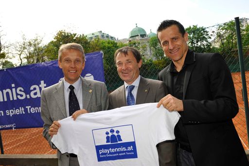 PK des Österr. Tennisverband anlässlich der ÖTV-Breitensport-Initiative - Ganz Österreich spielt Tennis - v.l.n.r.: Reinhold Lopatka (Sportstaatssekretär), Franz Wohlfahrt (GD Novomatic), Alexander Antonitsch (Tennistar)
http://pressefotos.at/m.php?g=1&u=38&dir=200804&e=20080430_w&a=event