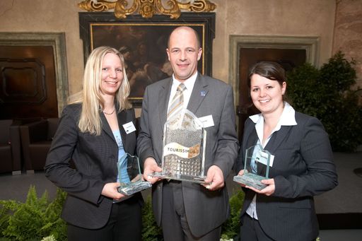  Die PreisträgerInnen Manuela Strasser und Verena Weber mit Michael Mair, Leiter des Instituts Tourismus-Management der FHWien-Studiengänge der WKW. Im Bild (v.l.n.r.): Manuela Strasser (1. Platz), Michael Mair (Institutsleiter), Verena Weber (2. Platz)