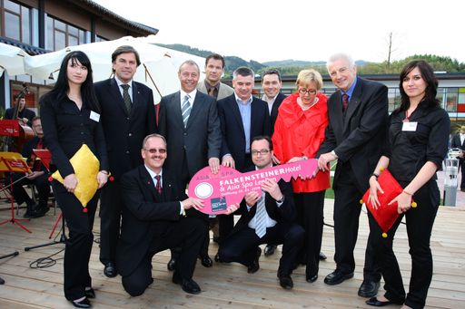 Von links nach rechts: knieend: Leopold Pilsner (Asia Spa Betriebsgesellschaft), Willibald Baumgartner (Auvision),
stehend: Mag. Franz Voves (Landeshauptmann der Steiermark), Harald Mölg (General Manager Falkensteiner Hotel & Asia Spa Leoben), Armin Assinger (Skilegende und Moderator), Erich Falkensteiner (CEO FMTG), Otmar Michaeler (CEO FMTG), Frau Mag. Szilhary (Staatssekretärin im Bundeskanzleramt Wien), Dr. Mathias Konrad (Bürgermeister Leoben).