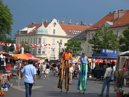  Der Maurer Kirtag ist seit 32 Jahren ein Höhepunkt des Frühjahrs in Wien. Heuer wird er vom 22. bis 25. Mai den Maurer Hauptplatz zum Festplatz machen.