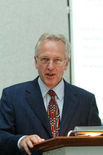 Vorschau Bild von "Noch immer wird das FSME-Infektionsrisiko von einem Teil der Bevölkerung unterschätzt. Ungeschützt in die Natur zu gehen, ist russisches Roulette", so Univ.-Prof. Dr. Ingomar Mutz, Leiter des Impfausschusses des Obersten Sanitätsrates im Bundesministerium für Gesundheit, Familie und Jugend.
