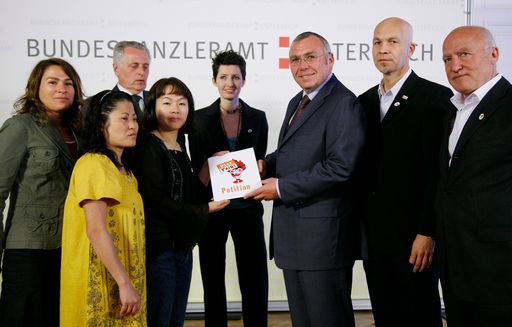 Am 04.05.2008 übernahm Bundeskanzler Alfred Gusenbauer die "Play Fair" Patiotin. V.l.n.r.: Kampagneleiterin der Frauensolidarität Kathrin Pelzer, Pui-Lin Sham von der Gewerkschaft Hong Kong Clothing, ÖGB-Präsident Rudolf Huntstorfer, Staphany Wong, Kampagnenkoordinatorin des Internationalen Gewerkschaftsbunds in Hong Kong, Koordinatorin der Clean Clothes Kampagne Michaela Königshofer, Bundeskanzler Alfred Gusenbauer, Geschäftsführer der Volkshilfe Österreich Erich Fenninger, Präsident der Volkshilfe Josef WEIDENHOLZER