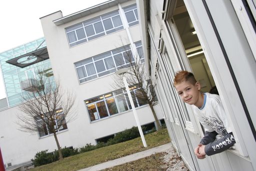 A1 Container konzipiert flexible Raumlösungen wie hier für die Sporthauptschule Wiener Neustadt.
