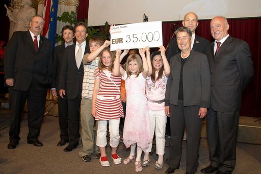Im Bild v.l.n.r. Paul Ambrozy (Wr. Städtische), Herbert Pichler (Bank Austria), KR Karl Javurek (GEWISTA), Kinder des Kinderchor Himmelberg, Margit Fischer, Erich Fenninger (Geschäftsführer Volkshilfe Österreich ) und Univ.-Prof. Dr. Josef Weidenholzer (Präsident Volkshilfe Österreich, Universitätsprofessor an der Johannes Kepler Universität, Linz)
http://pressefotos.at/m.php?g=1&u=43&dir=200805&e=20080505_v&a=event