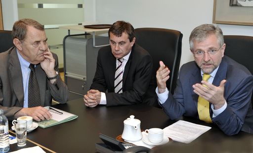 Vizekanzler Wilhelm Molterer mit Börse-Vorstand Heinz Schaller und Kapitalmarktbeauftragtem Richard Schenz (v.r.n.l.) beim Kapitalmarkt-Round-Table