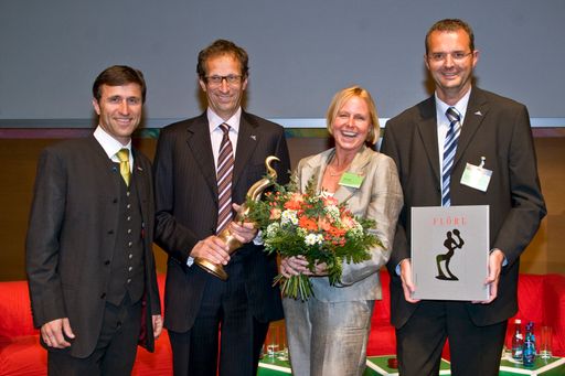  v.l. Josef Margreiter, GF der Tirol Werbung, Dr. Franz Tschiderer, Obmann TVB Serfaus-Fiss-Ladis, Dr. Petra Stolba, GF Österreich Werbung, und Josef Schirgi, GF TVB Serfaus-Fiss-Ladis, präsentieren die Skulptur Tirol Touristica 2008 Bergblüte