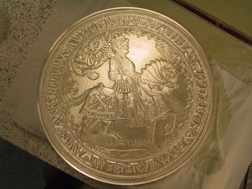 500 Jahre nach der Kaiserproklamation Maximilians I. - prägt die Münze Hall in Zusammenarbeit mit der Münze Österreich die auf fünf Stück limitierte und mit 2008 dag und 36 Zentimetern Durchmesser schwerste und weltgrößte Silbermünze, den Europataler.