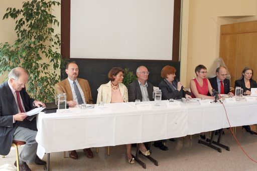 Podiumsdiskussion "Ein Schnitt ins Leben. Kaiserschnitt - warum?". Im Bild: v.l.n.r.: Univ. Prof. Dr. Karl Philipp (Vorstand der Abt. für Gynäkologie, SMZ Ost Wien), Gen.Dir. Dr. Wilhelm Marhold (Krankenanstalten-Verbund Wien), Renate Großbichler-Ulrich (Präs. des Österreichischen Hebammengremiums), DDr. Ferdinand Sator (Fachrzt für Kinderheilkunde), Dr. Brigitte Kofler-Bettschart (Moderation), Univ. Prof. Dr. Petra Kolip (Institut für Public Health und Pflegeforschung; Univ. Bremen),
Dir. Mag. Jan Pazourek (WGKK), Brigitte Kutalek-Mitschitczek (Leiterin des Wiener Hebammengremiums).
http://pressefotos.at/m.php?g=1&u=52&dir=200805&e=20080507_k&a=event