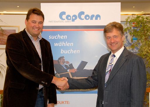  Franz Hasewend (rechts), Geschäftsführer von CapCorn, gratuliert Wolfgang Breitfuß, Direktor TVB Saalbach Hinterglemm, zum Nächtigungsrekord.