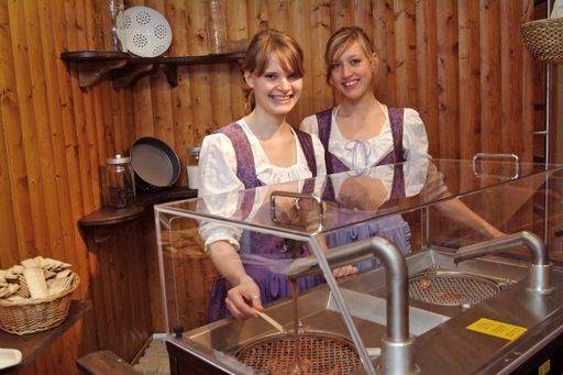 Vorschau Bild von Probier die zarte Milka Alpenmilchschokolade direkt aus dem Schokobrunnen im Milka Alpine Truck.