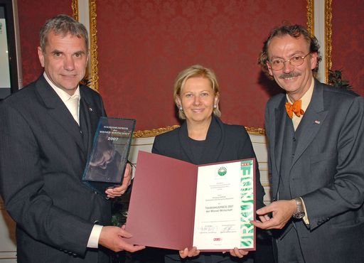 (von links nach rechts): Wolfgang Konrad (Vienna City Marathon), KommR Brigitte Jank (Präsidentin der Wirtschaftskammer Wien), KommR Ing. Josef Bitzinger (Obmann der Sparte Tourismus und Freizeitwirtschaft