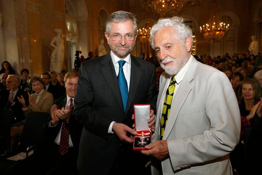 Vizekanzler Molterer überreicht Carl Djerassi das Großes Silbernes Ehrenzeichen für Verdienste um die Republik Österreich