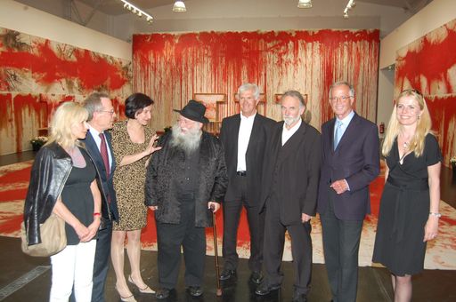 Vorschau Bild von Ein Blick in die Ausstellung im Hermann Nitsch Museum im MZM Museumszentrum Mistelbach. Im Vordergrund (v.l.n.r.) Dr. Sarolta Schredl (BMUK), Generaldirektor Johannes Coreth (NÖ Versicherung), Landesrätin Mag. Johanna Mikl-Leitner, Prof. Hermann Nitsch, Diplomkaufmann Hans Mitterbauer, Prof. Wolfgang Denk, Nationalratspräsident a. D. Dr. Werner Fasslabend, Mag. Dagmar Kunert