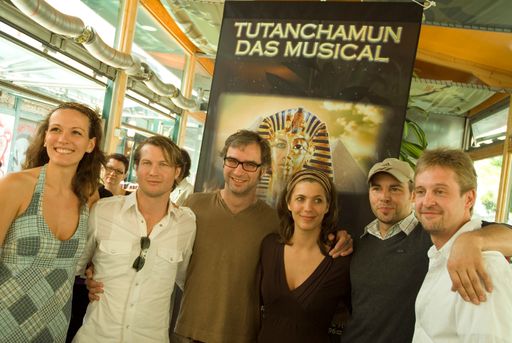 Vorschau Bild von Musical-Stars in Gutenstein (v.l.n.r.): Kerstin Ibald, Jesper Tydén (Tutanchamun), André Bauer, Sabine Mayer (Anchesenamun), Rob Fowler und Harald Tauber