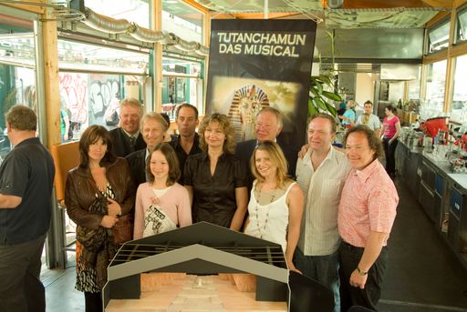Vorschau Bild von Das Leading Team der Festspiele Gutenstein unter der künstlerischen Leitung von Ernst Neuspiel bei der Präsentation von "Tutanchamun - das Musical" (v.l.n.r.): Uschi Heinzl (Kostüm), Bgm. Hannes Seper (Bürgermeister von Gutenstein), Eduard Neversal (Bühnenbild), Karoline Vetter (Darstellerin Tutanchamun als Kind), Dean Welterlen (Regie), Sissi Gruber (Buch), Ernst Neuspiel (künstlerischer Leiter), Birgit Nawrata (Lyrics), Gerald Gratzer (Musik) und Niki Neuspiel (Buch, Producer)