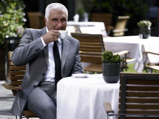 Vorschau Bild von Der Kult-Fußballer präsentiert sich für das Modeunternehmen in den schönsten Kreationen des Labels Aldo Colitti und zeigt sich dabei von seiner modischsten Seite.