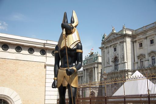  "7,5 Meter hohe Statue wird vor dem Museum aufgestellt" 
http://pressefotos.at/m.php?g=1&u=43&dir=200805&e=20080514_t&a=event