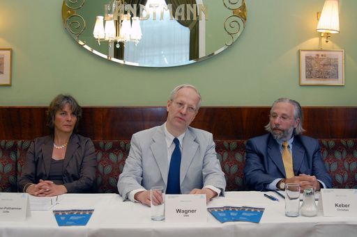  Foto v.l.n.r.: Mag. Jutta Pfisterer-Pollhammer (Leiterin SanConsult Management-Akademie), O. Univ.-Prof. Dipl. -Ing. Dr. Dr. h. c. Udo Wagner (Universität Wien, wissenschaftlicher Leiter d. Lehrgänge), ao. Univ.-Prof. Mag. Dr. Christian Keber (Universität Wien, Lehrgangsleiter MBA)
Weitere Bilder unter:
http://pressefotos.at/m.php?g=1&u=53&dir=200805&e=20080515_b&a=event